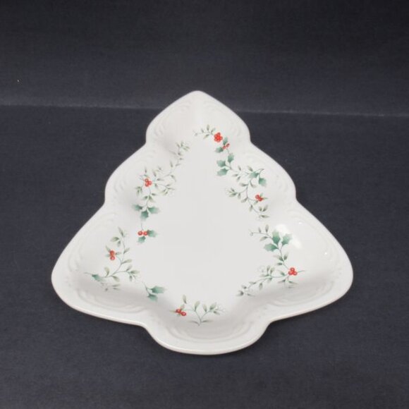 Pfaltzgraff China WINTERBERRY WINTER BERRY 10 1/2 Inch Tree Shaped Snack Tray - Picture 1 of 4